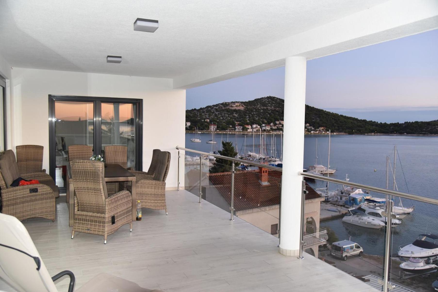 Villa Pina Тисно Екстериор снимка