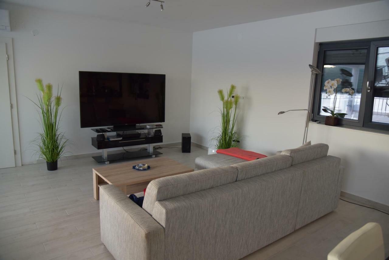 Villa Pina Тисно Екстериор снимка